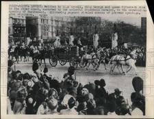 1948 Press Photo of King George and Queen Elizabeth ride by in carriage.