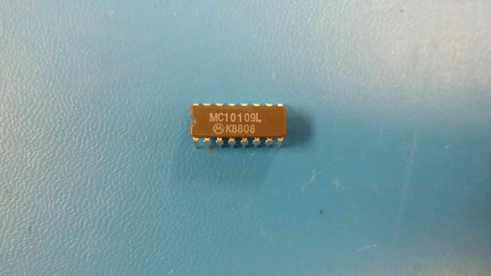 Circuit Intégré Motorola MC10115L CDIP16 - Neuf - Pour Systèmes électroniques Et Projets Rétro