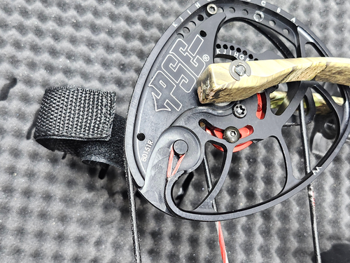 PSE Bow Madness Compound Bow with Hard Case + Accessories 1409828 - Picture 5 of 14