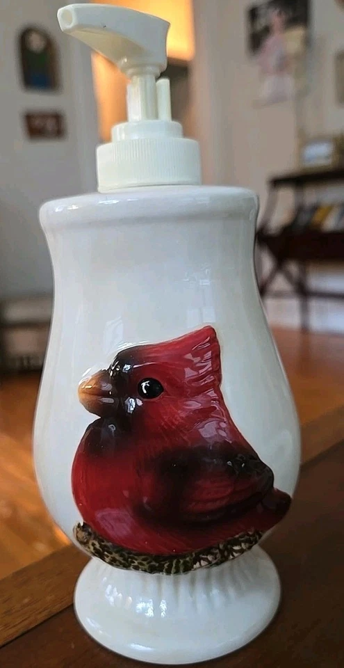 Dispensador y plato de jabón Big Sky Carvers Red Cardinal Bird Foto 3 de 4