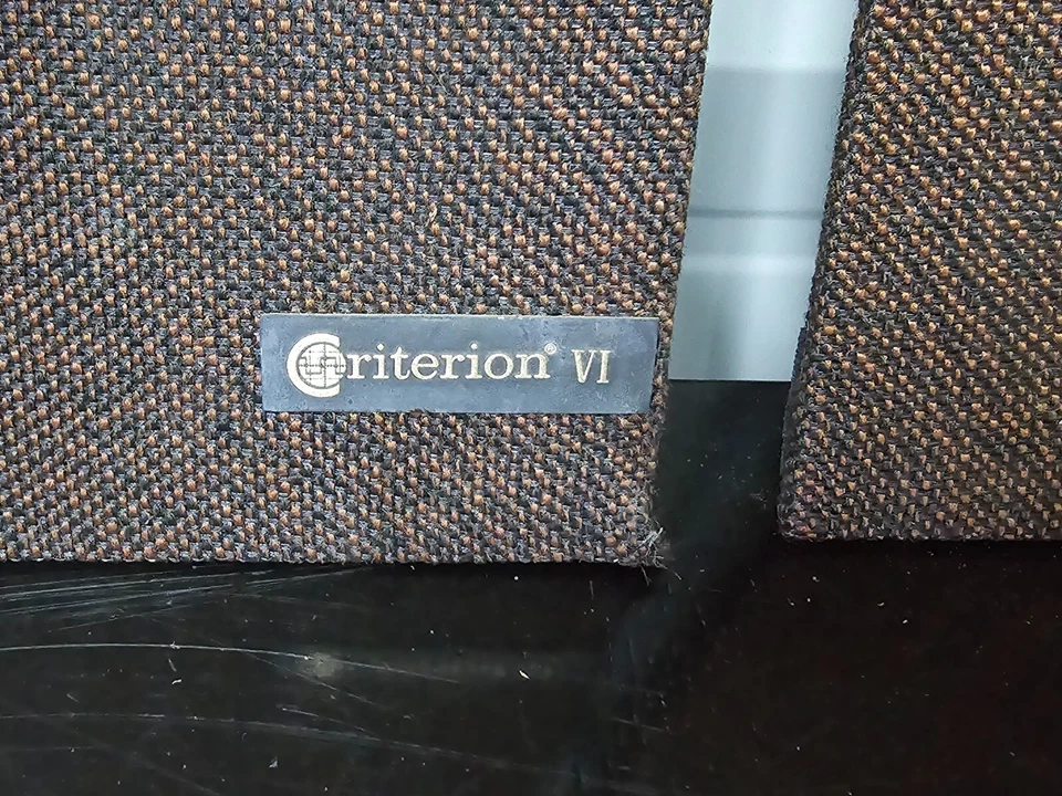 Parrillas/pantallas para altavoces Criterion VI con insignias  Foto 4 de 4