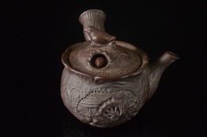 Z7424: Japanese Banko-ware Brown pottery Landscape sculpture TEAPOT Kyusu Sencha