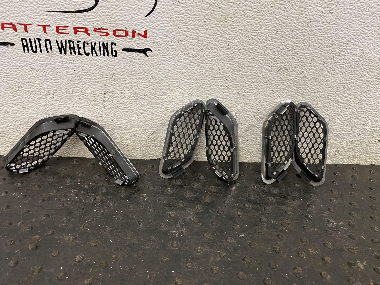 08-12 MASERATI GRANTURISMO FRONT LEFT & RIGHT FENDER VENTS GRILL TRIM