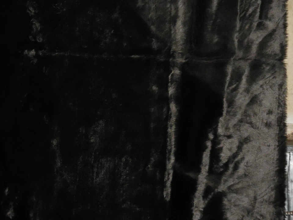 Tecido de pele preta falsa angorá sable | pilha curta | 72" de largura | por jarda - Imagem 2 de 3