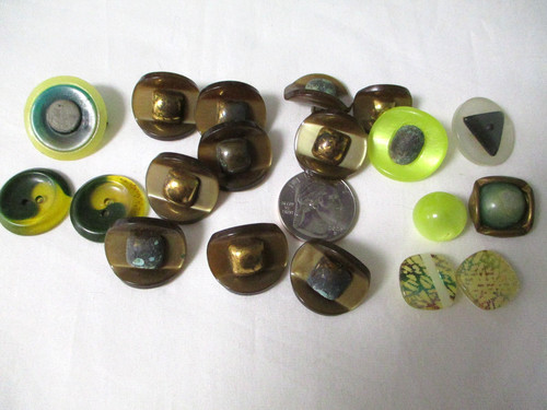 Lot 19 Vtg 40's-50's Bakelite / Celluloid Button Lot