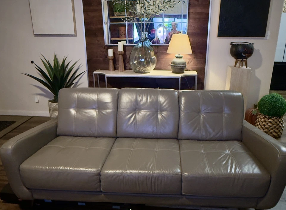 Chateau d'Ax Italian grey leather sofa in excelent condition. - Image 3 of 4