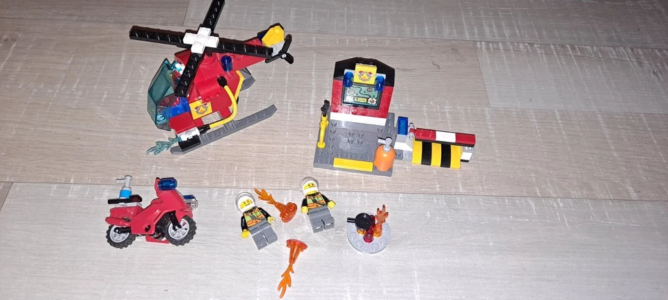 LEGO Juniors 10685 Fire Suitcase, photo 1 sur 3
