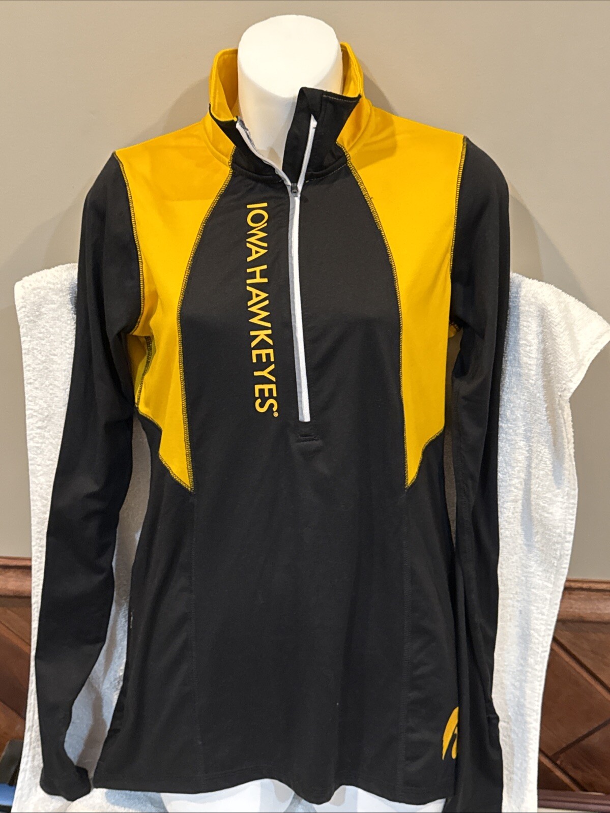 CUTE Iowa Hawkeyes Women's Sm 4-6 Yellow/Black 1/4 Zip Sweatshirt, VERY NICE!