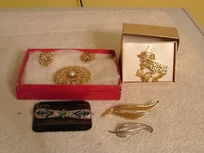 VINTAGE COSTUME JEWERLY LOT OF 5 BROOHES 1 HAS MATCHING PIERCED EARRINGS 