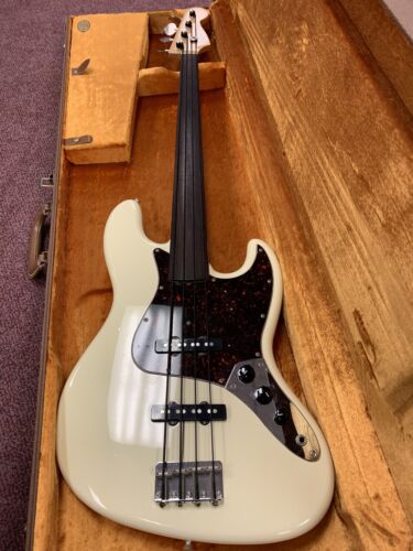 Fender Made in JAPAN circa 1993-94 Fretless Jazz Bass Q Serial Number.