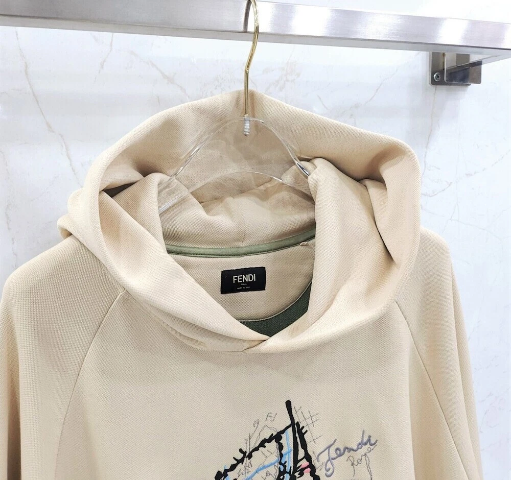 T shirt Fendi beige con cappuccio ricamato 137609724