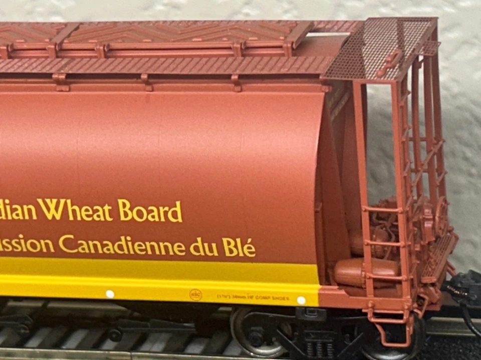 CANADIAN WHEAT BOARD CNWX NSC CYLINDRICAL COVERED 4 BAY HOPPER CAR- HO Scale NEW - Image 4 of 4