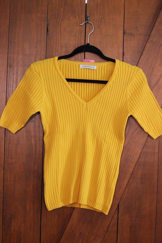 Boutique golden Mustard V- neck Rib NEW Top Size Medium
