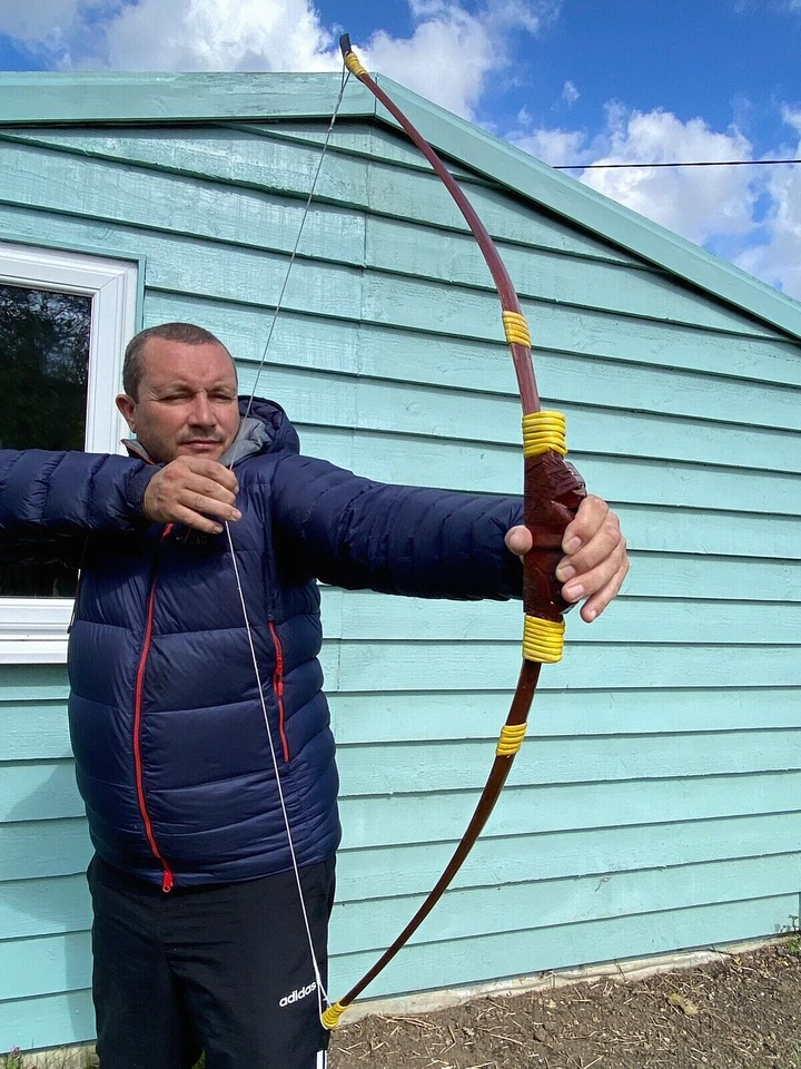 JUEGO TRADICIONAL DE TIRO CON ARCO RECURVO CON 10 FLECHAS Y CARCAJ (TALLADO A MANO Y PINTADO) - Imagen 2 de 4