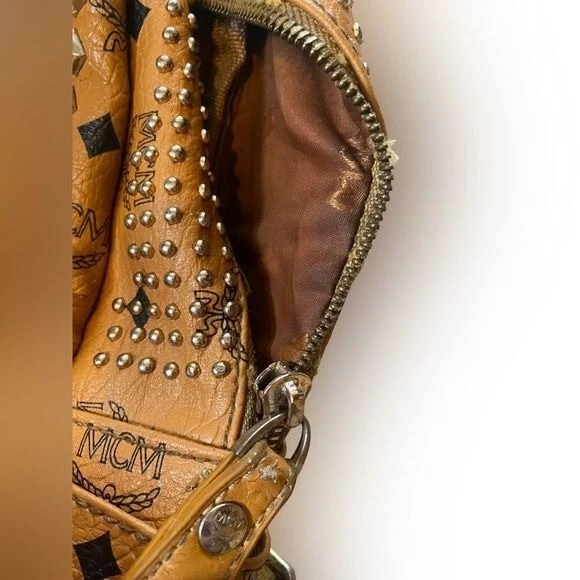 🎒Mochila mediana MCM coñac plateada y dorada con tachuelas *usada* M1976 ver fotos Foto 3 de 4