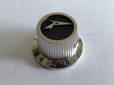 Perilla Logo Peavey - Acabado Níquel (Ejes sólidos de 1/4" y tiene un tornillo de fijación de 2 mm.)