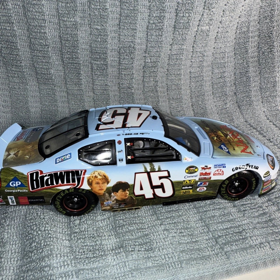 Acción Kyle Petty #45 2005 1/24 Crónicas Narnia Georgia Pacific 1 de 2160 difícil de encontrar Foto 2 de 4