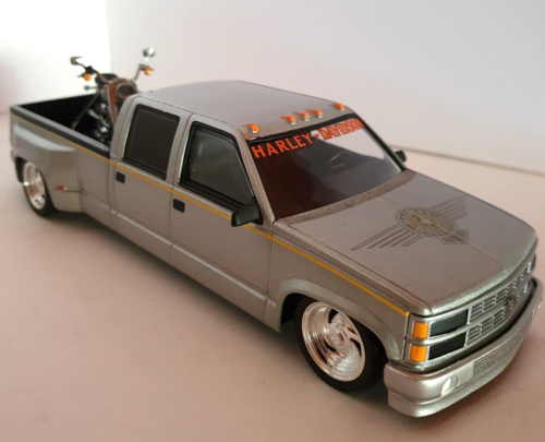 Chevrolet Crew Cab P/U with Fat Boy by Harley-Davidson 1:25 Scale 97890-98V - Picture 5 of 12