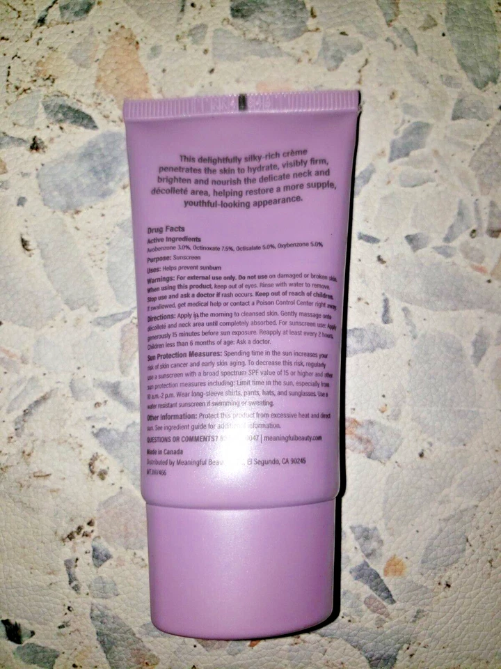 Meaningful Beauty - Tratamiento de escote y cuello iluminador de la piel 1,7 fl oz Foto 2 de 2