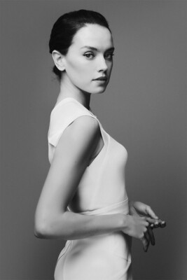 Daisy Ridley Celebrity British Cinema Actress Hot Woman Wall - POSTER 20''x30''