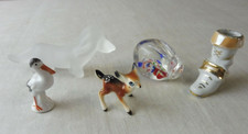 Lot d'anciens objets de vitrine, en porcelaine, verre, dont Limoges