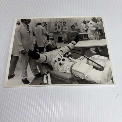 NASA KENNEDY SPACE CENTER APOLLO 17 ASTRONAUTS QUARTERS  IN MSO ROOM PRESS PHOTO
