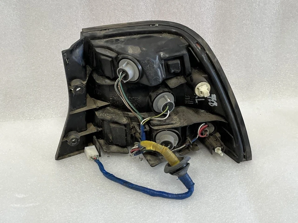 Lexus LS400 1997 cuarto de luz trasera lado conductor izquierdo lámpara 81560-50040 Foto 2 de 4