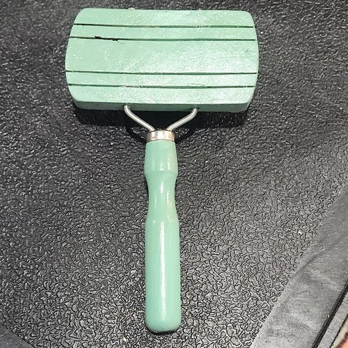Vtg wood Slicker Wire tine Pet hair fur Brush green DECOR