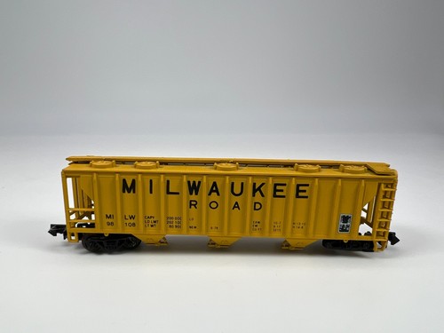 Con-Cor #98108 N Scale Yellow Milwaukee Road Covered Hopper Good Condition - Picture 3 of 6