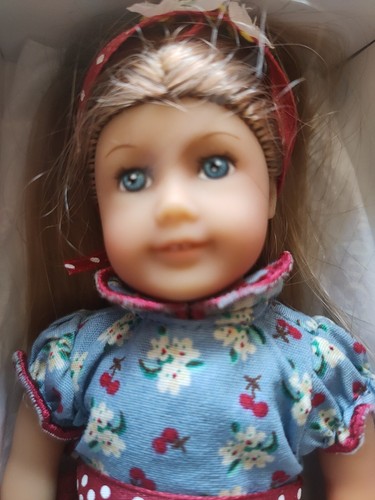 American Girl EMILY BENNETT 1944 MINI 6” (15 cm) Doll Miniature Box RETIRED - Picture 10 of 13