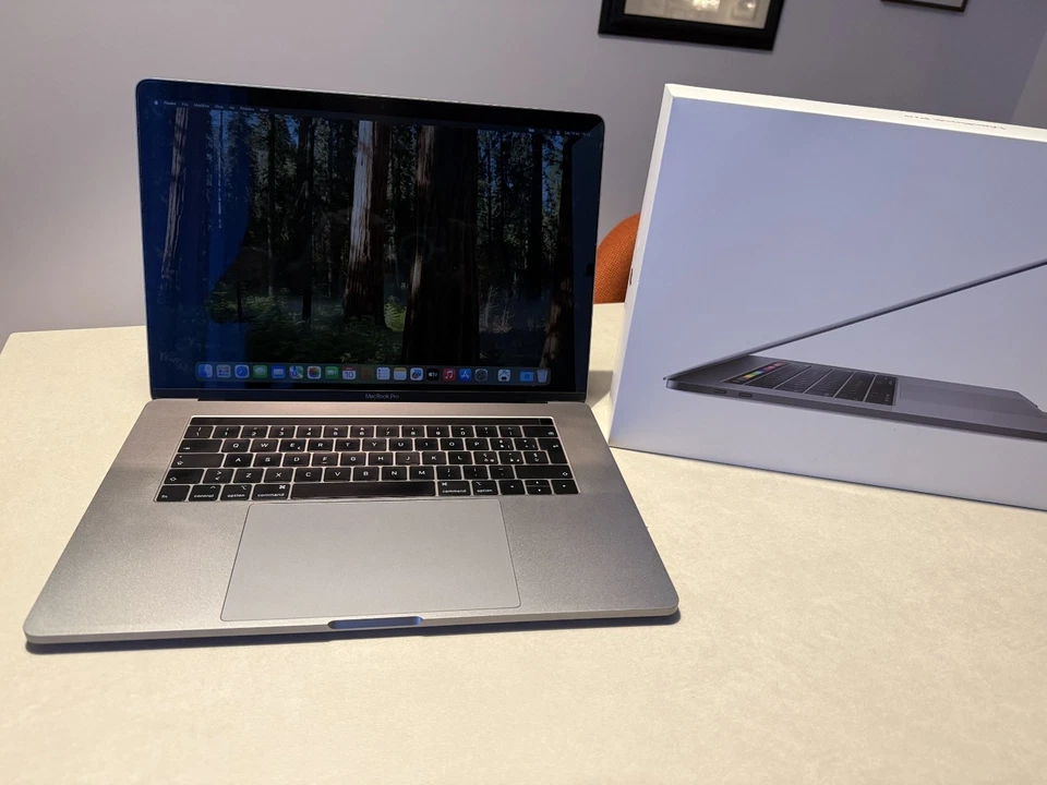 Apple MacBook Pro 15" 2018 · i7 · 32GB · 1TB, foto 2 di 5