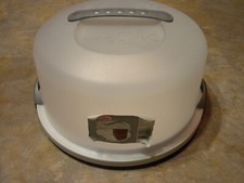 Sterilite Plastic Cake Server Storage Carrier Container / 11-3/4" x 5" Cake Area