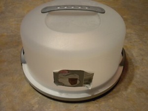 Sterilite Plastic Cake Server Storage Carrier Container / 11-3/4" x 5" Cake Area