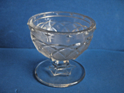 LOOP & DART w/DIAMOND ORNAMENT PATTERN GLASS CLEAR PEDESTAL OPEN SALT CELLAR