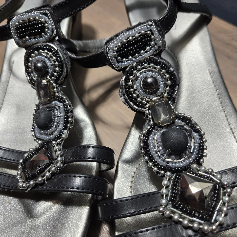 Sandalias de cuña Bandolino con correa en T Gladiador perlas de imitación con joyas pedrería 8,5 M Foto 3 de 4