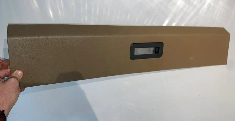 PANEL DE MOLDURA TRASERO SUPERIOR CHEVROLET BLAZER 95-97 P/N 15710767 PIEZA ORIGINAL OEM GM Foto 2 de 4