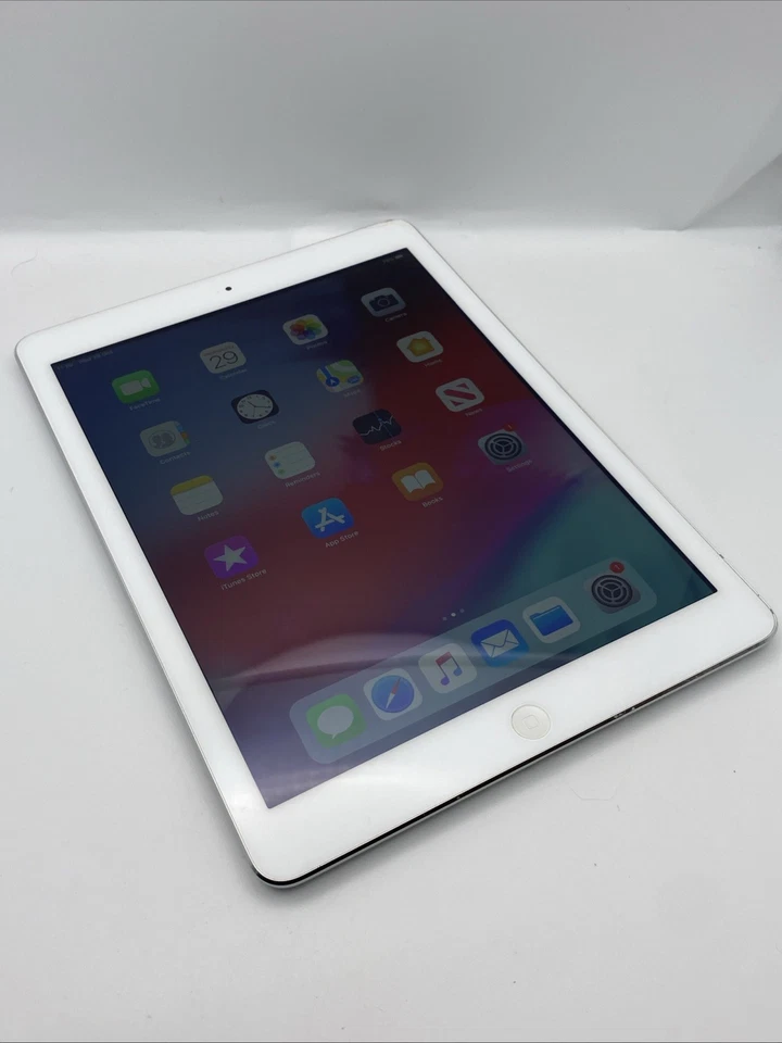 Apple iPad Air (A1474) - 9.7" - 32 GB - Wi-Fi Only - Silver - Image 2 of 4