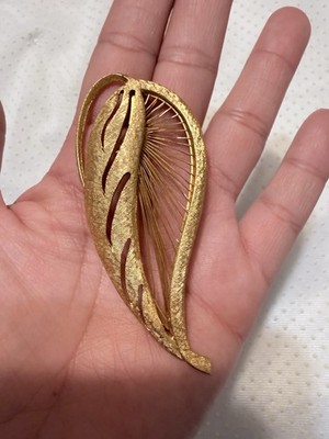 Monet Signed Gold Tone Metal Leaf Brooch Pin Leaf Shape Theme No Stone Vintage