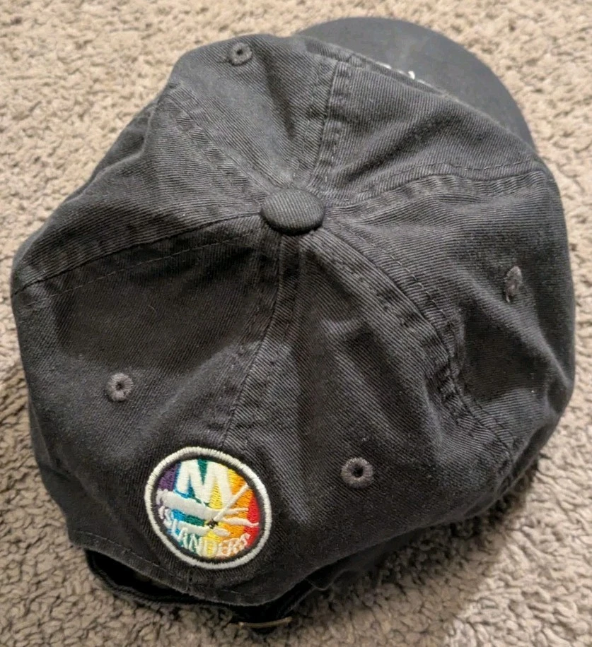 Sombrero exclusivo de los New York Islanders Hockey is for Everyone Gay Pride LGBTQ Arena Foto 3 de 4