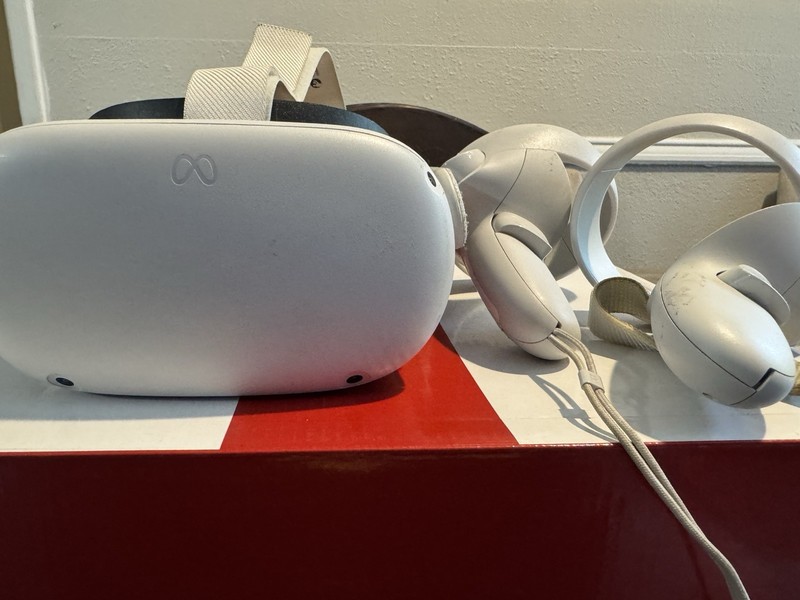 Meta Oculus Quest 2 All-in-One VR Headset with Controllers White, 128GB
