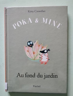 POKA UND MINE IM HINTERGRUND DES GARTENS | Crowther Kitty | Guter Zustand