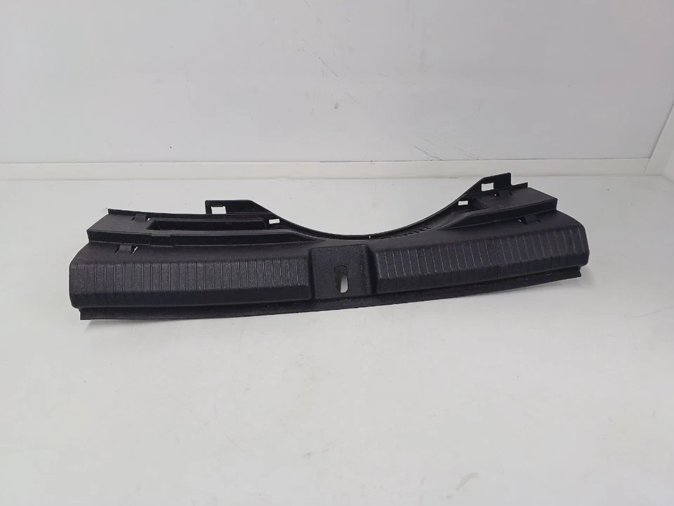 Volkswagen Polo 1.0 2019 arranque gasolina puerta trasera bloqueo cubierta moldura 2G6863459D Foto 4 de 4