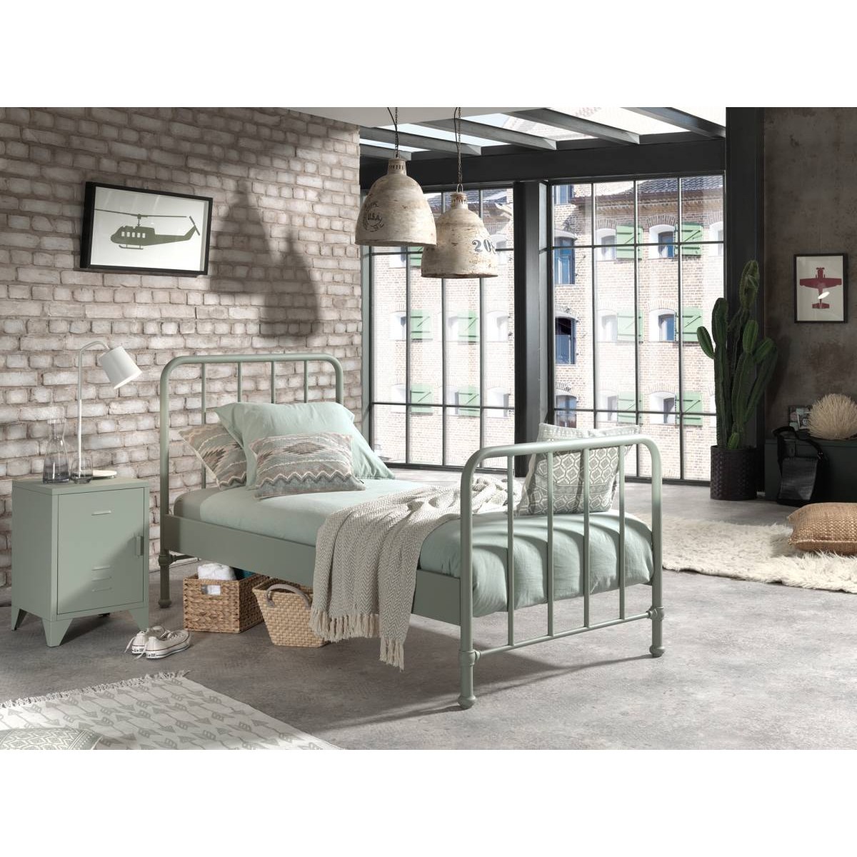 Lit 90x200 vert et chevet Bronxx pour optimiser l'espace d'une petite chambre