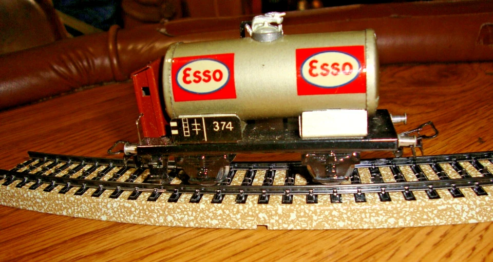 MARKLIN HO  374 .6   ESSO TANK CAR  1947  TINPLATE   BK 4.2 COUPLINGS   LN - Image 2 of 4