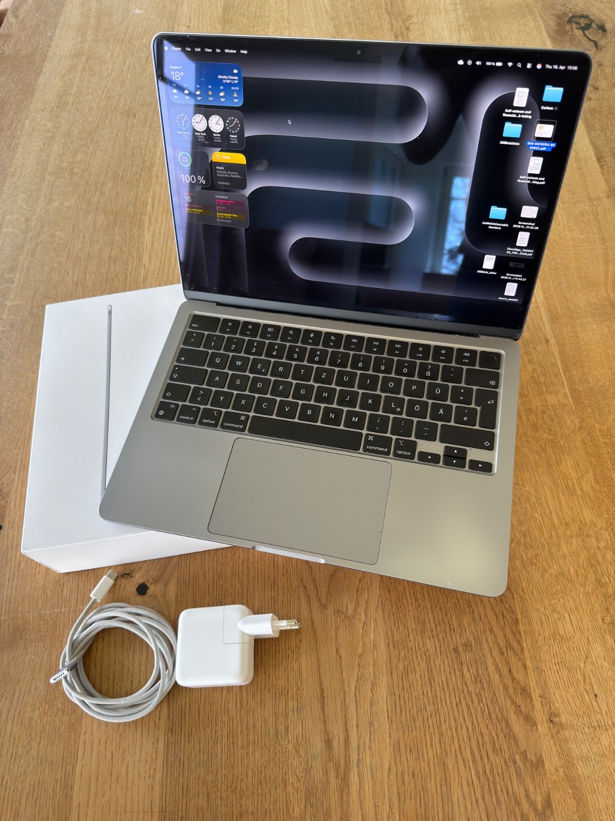 Apple MacBook Air 13.6 inch (256GB SSD, Apple M2, 8GB RAM) Laptop - Space Grey -