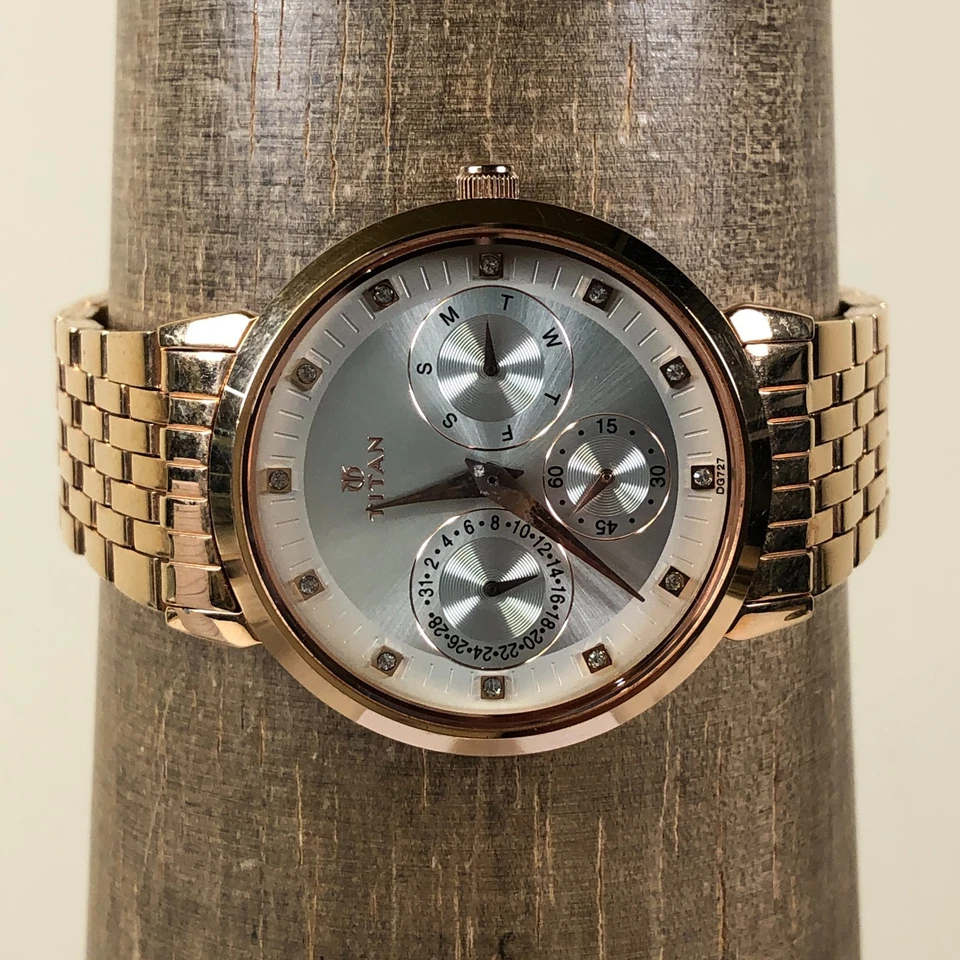 Reloj Titan Mujer 2569WAA Moda Diamante Acento Tono Oro Cuarzo 34mm 7 1/4" Foto 2 de 4