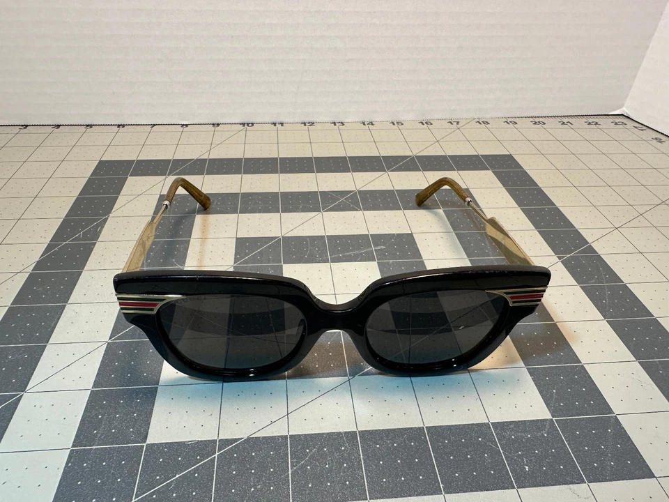 Gafas de sol Gucci para mujer GG0281SA 001 51 mm lentes negras doradas/grises - SOLO MARCO Foto 2 de 4