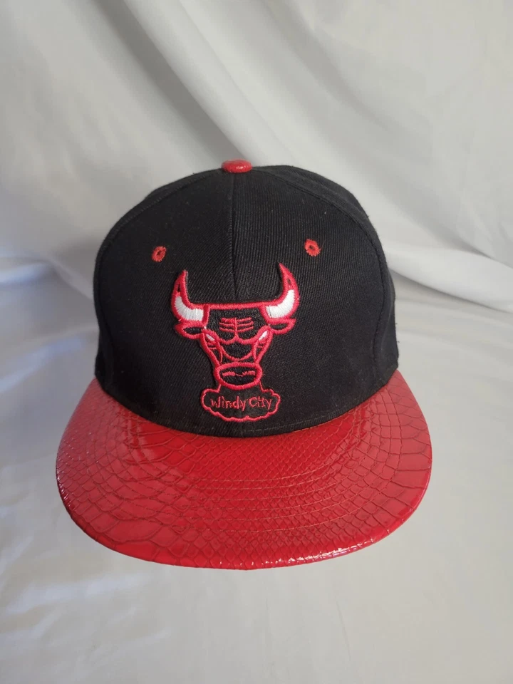 Gorra Chicago Bulls 'Windy City' imitación cuero reptil textura juvenil Snapback Foto 3 de 4