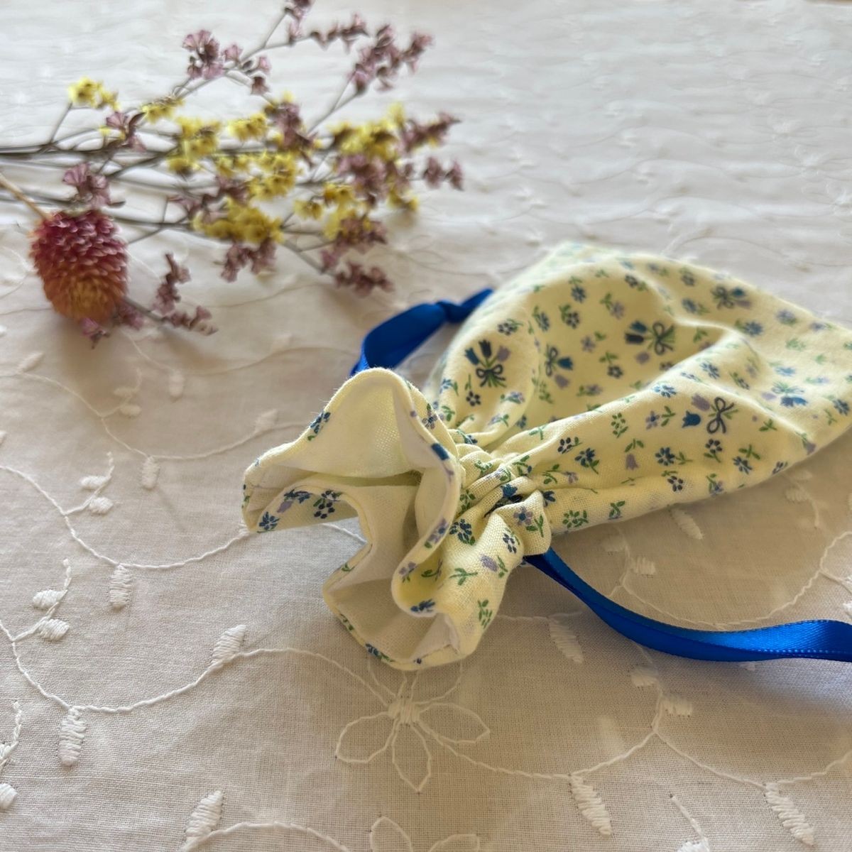 [] Blue small flower pattern mini drawstring purse - image 2