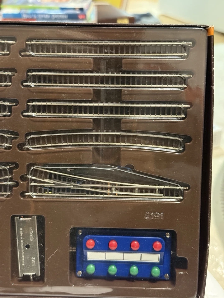 Marklin Z Scale 8191 Set-E Extension Track Set With Electric Turnouts New In Box - Image 4 of 4